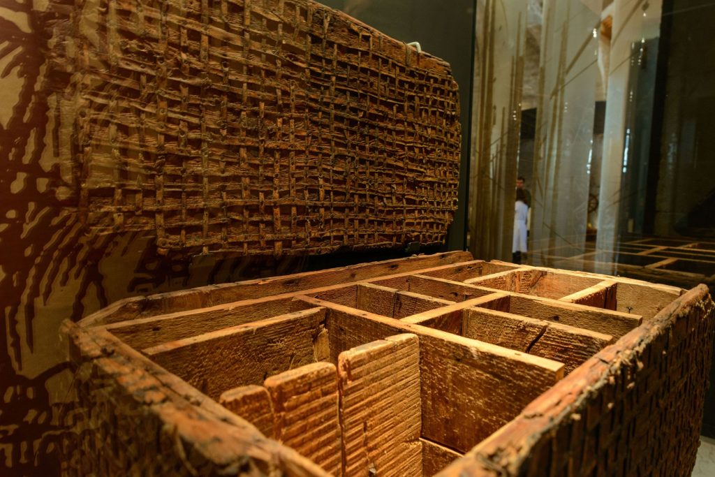 Caja de transporte de madera y cuero. Segunda mitad del siglo XVIII. Pieza singular destinada a transportar mercancías de pequeño tamaño y gran valor. En este caso diversos tipos de azúcar. Fotografía de Pere de Prada.